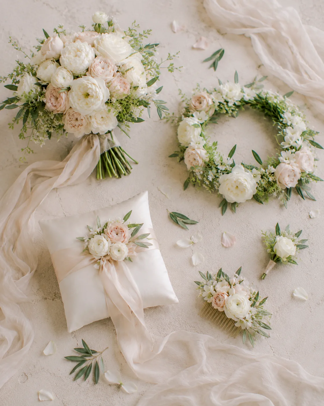 Accessori floreali da sposa con corona, boutonnière, cuscino e nastri di seta — 4
