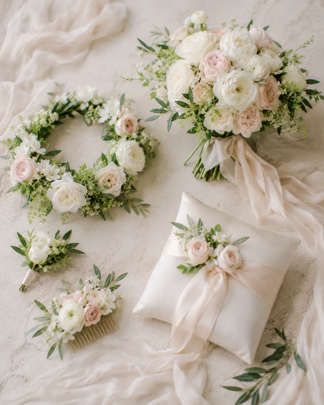 Accessori floreali da sposa con corona, boutonnière, cuscino e nastri di seta — 8