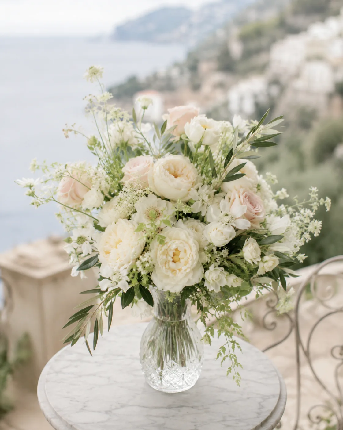 Bouquet romantico con peonie bianche, rose avorio e dettagli cipria — 3