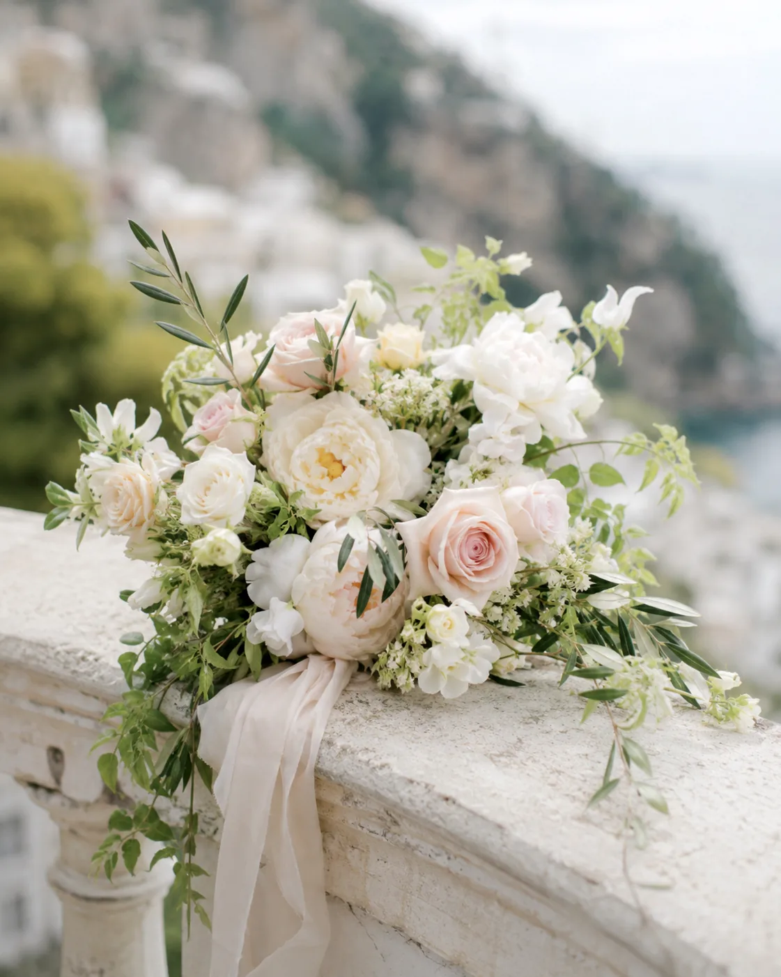 Bouquet romantico con peonie bianche, rose avorio e dettagli cipria — 4