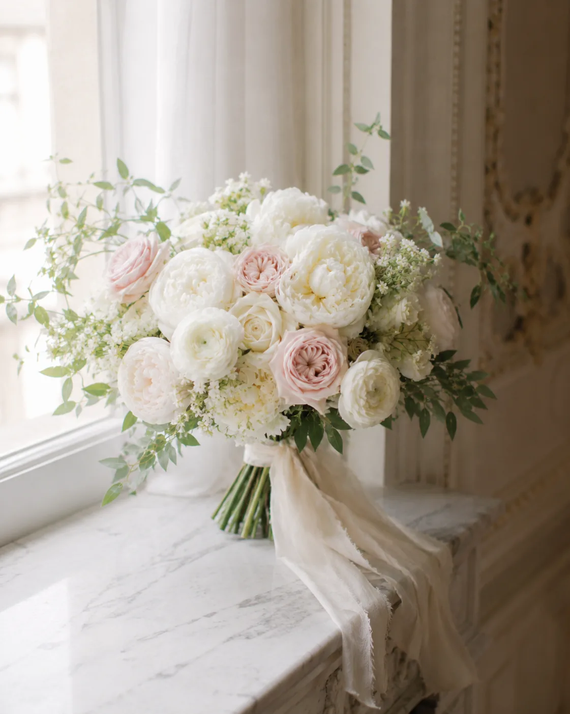 Bouquet romantico con peonie bianche, rose avorio e dettagli cipria — 6