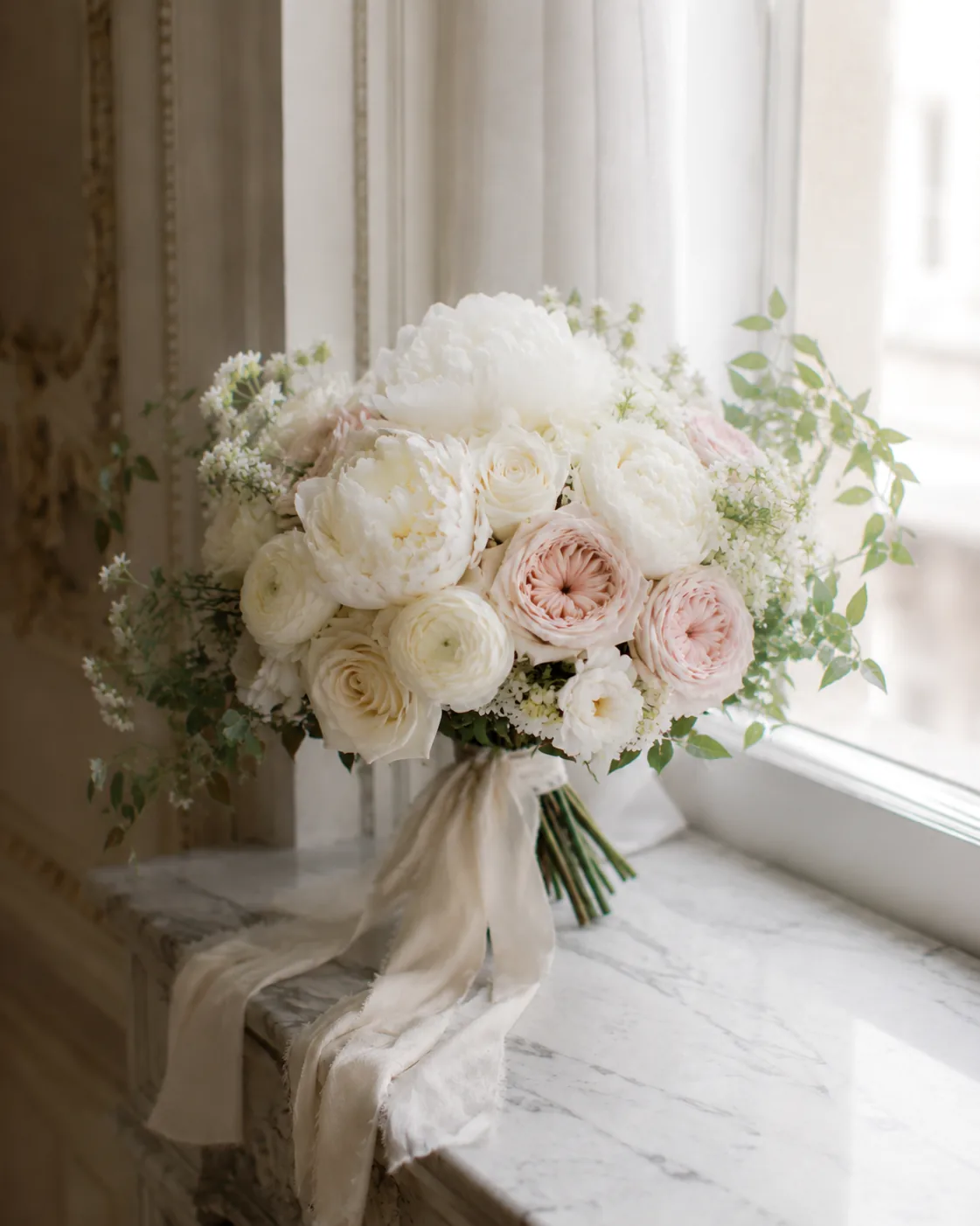 Bouquet romantico con peonie bianche, rose avorio e dettagli cipria — 7