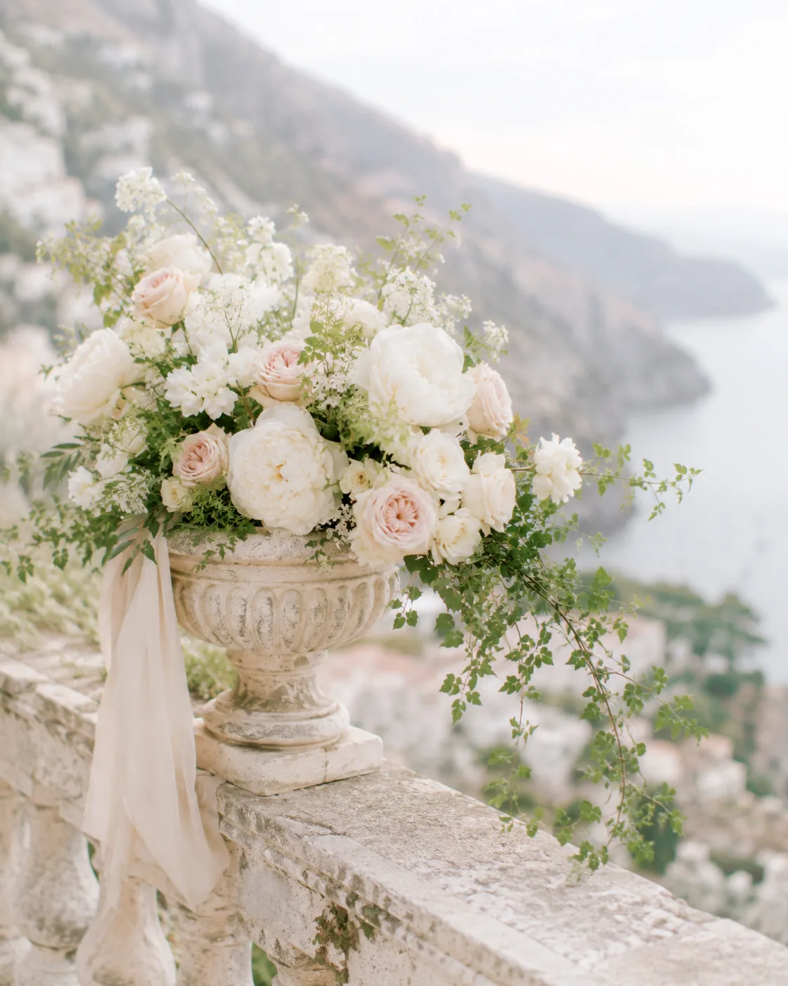 Cena romantica su terrazza affacciata sul mare con fiori e candele — 4