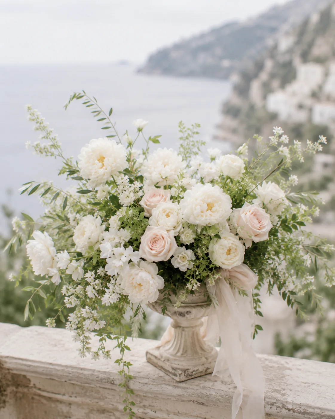 Cena romantica su terrazza affacciata sul mare con fiori e candele — 5