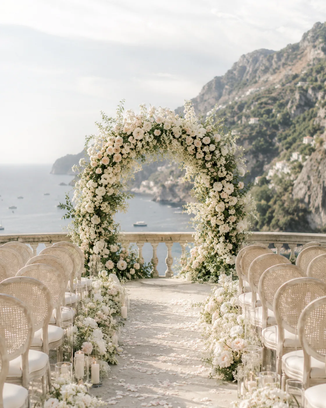 Allestimento floreale per matrimonio in cortile storico con candele e arco fiorito — 1